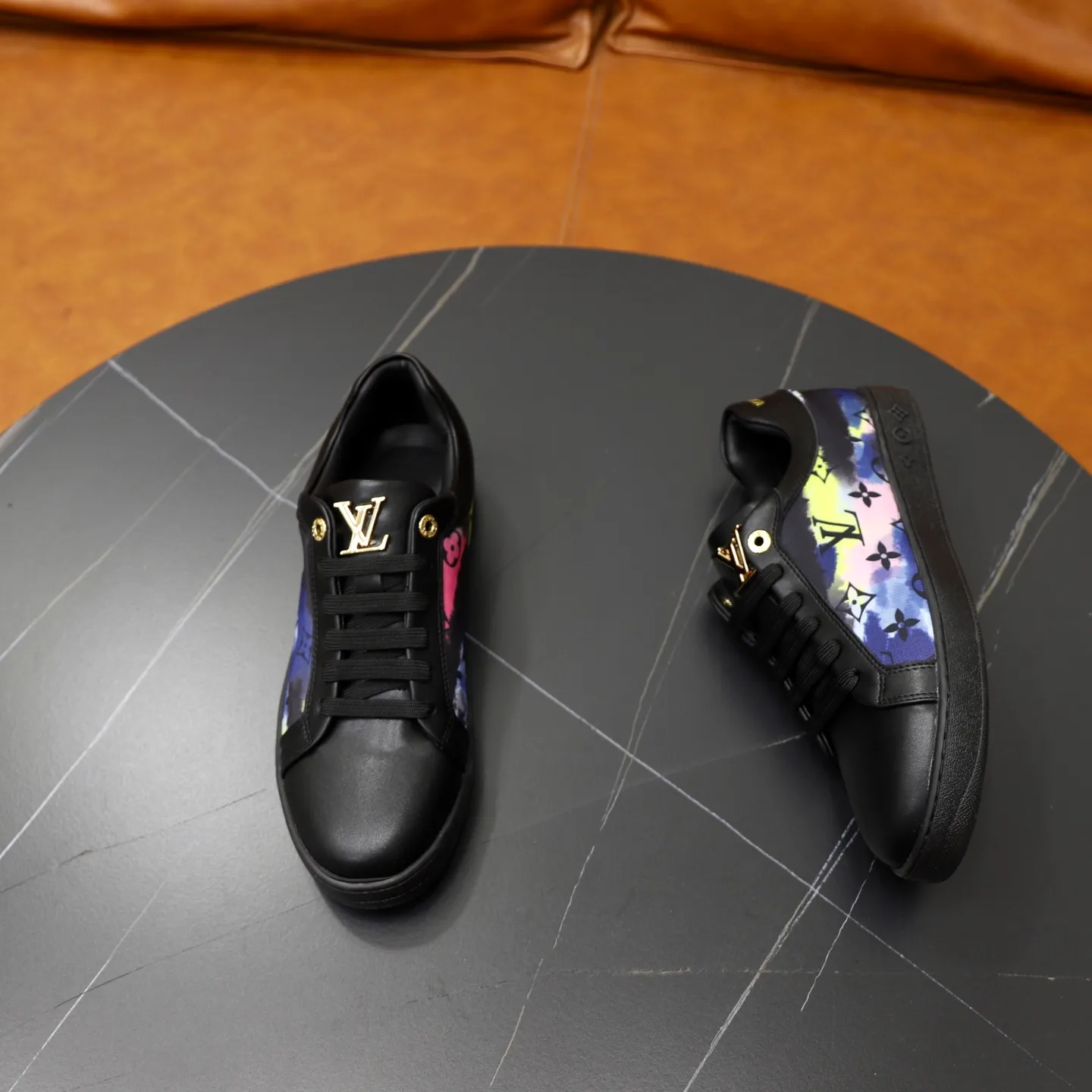 Ex-factory price: 400💰🙅‍♂️🙅‍♂️🙅‍♂️ Brand: LV Louis Vuitton Standard code: 38-44 (45 customized) Grade: Same as the official website Material: Original material splicing Comfortable and breathable lining Lightweight and wear-resistant sports outsole Style category: Men's fashionable casual shoes Running sneakers Distinguished luxury brand elements Top luxury Color: actual picture color